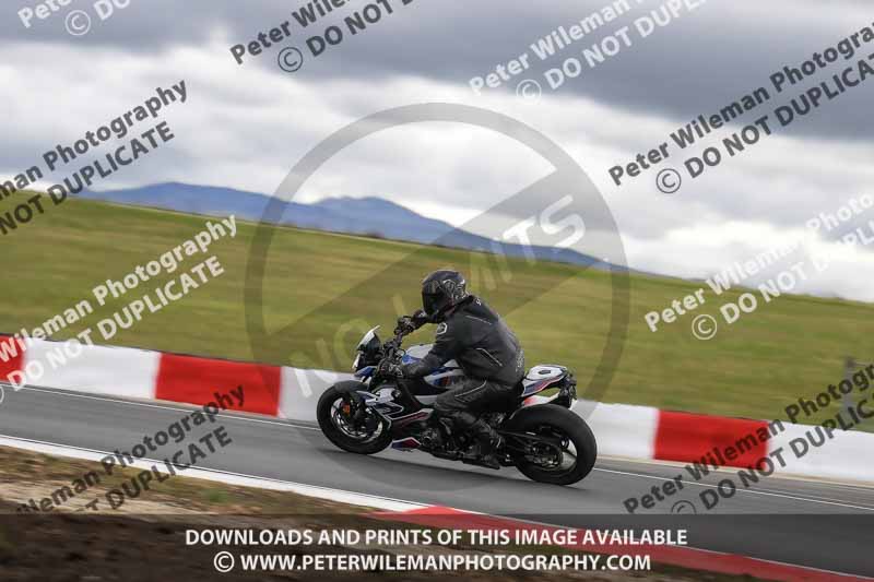 cadwell no limits trackday;cadwell park;cadwell park photographs;cadwell trackday photographs;enduro digital images;event digital images;eventdigitalimages;navarra;no limits trackdays;peter wileman photography;racing digital images;trackday digital images;trackday photos